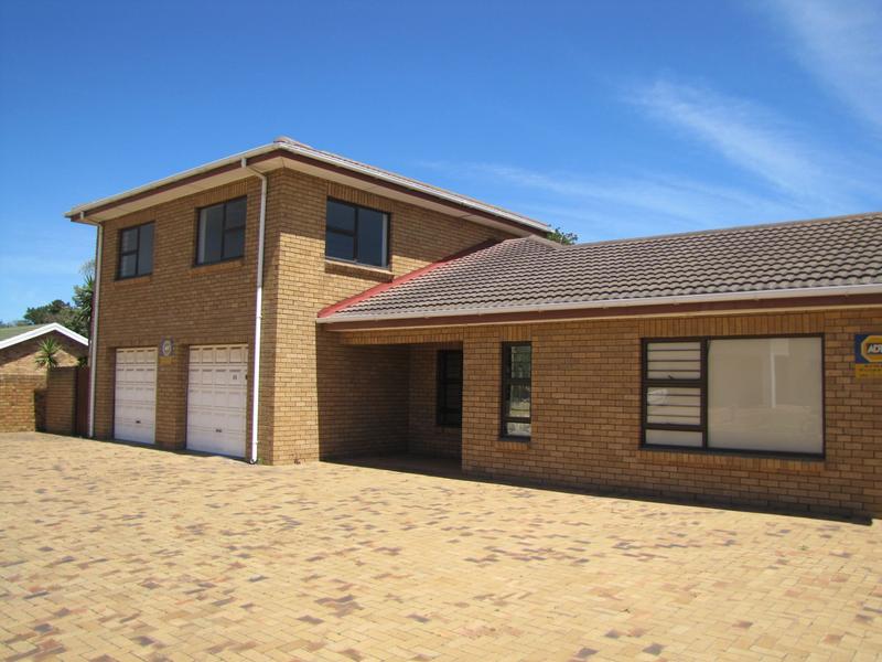 To Let 4 Bedroom Property for Rent in Mikro Park Western Cape